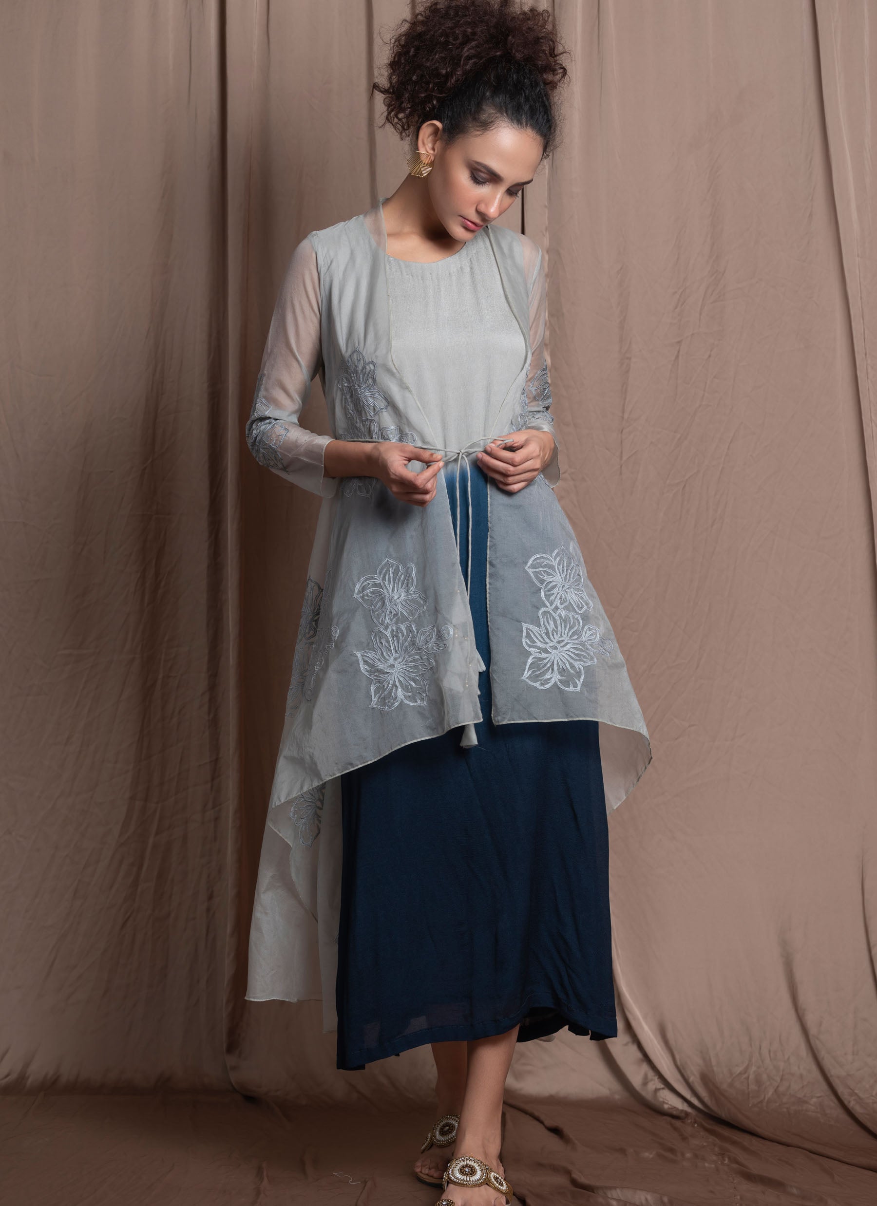Mushkiya Full Length Front Open Georgette Jacket with Nida inner Abaya Dress  for Girls and Women (DSAB-180-Grey-Off White) (Medium) : Amazon.in:  Clothing & Accessories
